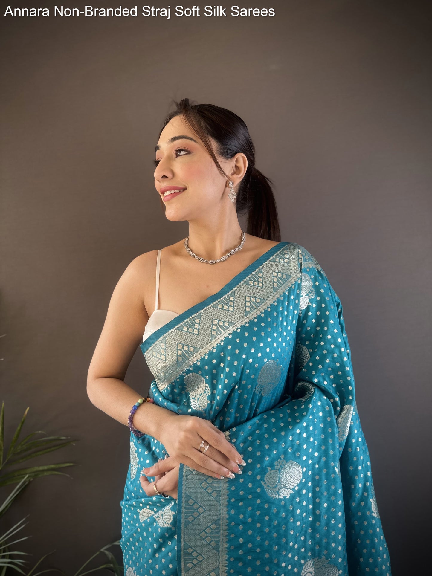 Annara Non-Branded Straj Soft Silk Sarees