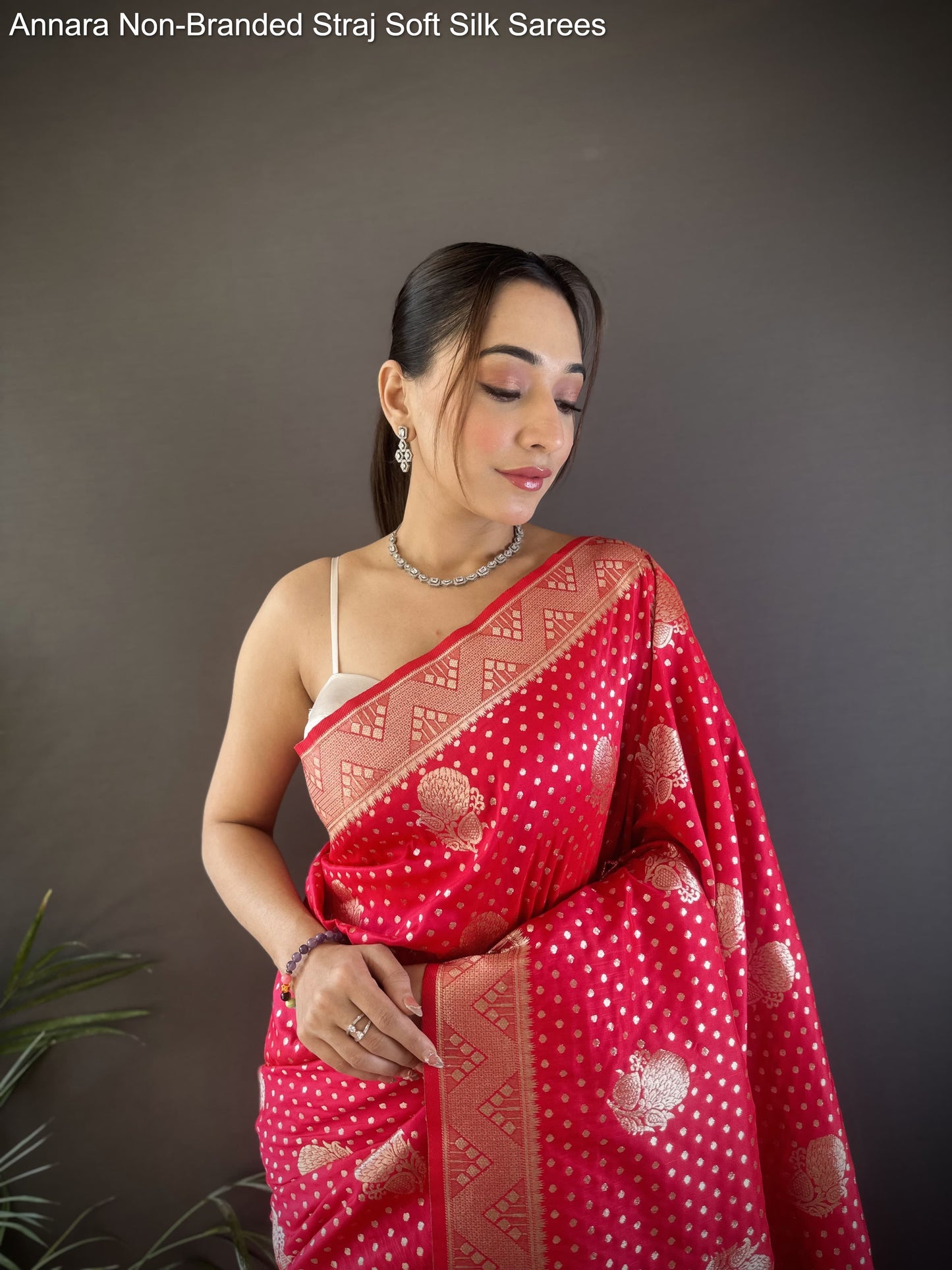 Annara Non-Branded Straj Soft Silk Sarees