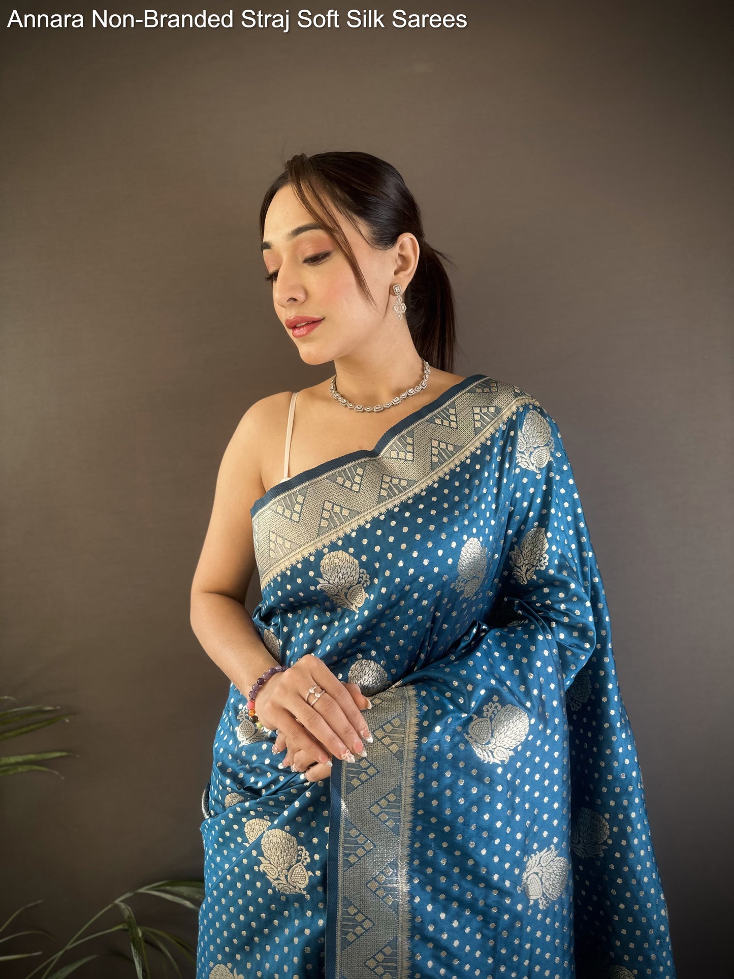 Annara Non-Branded Straj Soft Silk Sarees