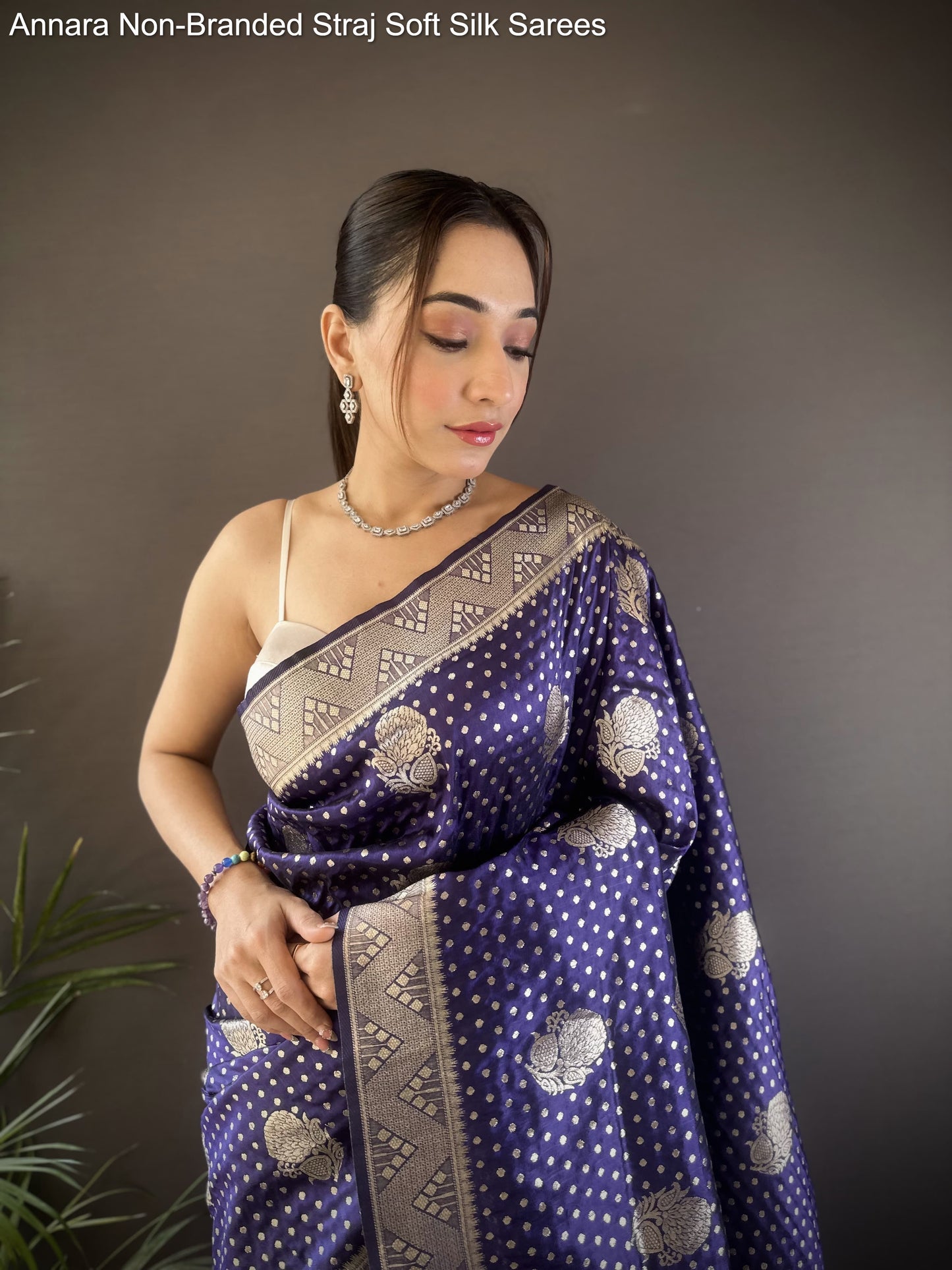 Annara Non-Branded Straj Soft Silk Sarees