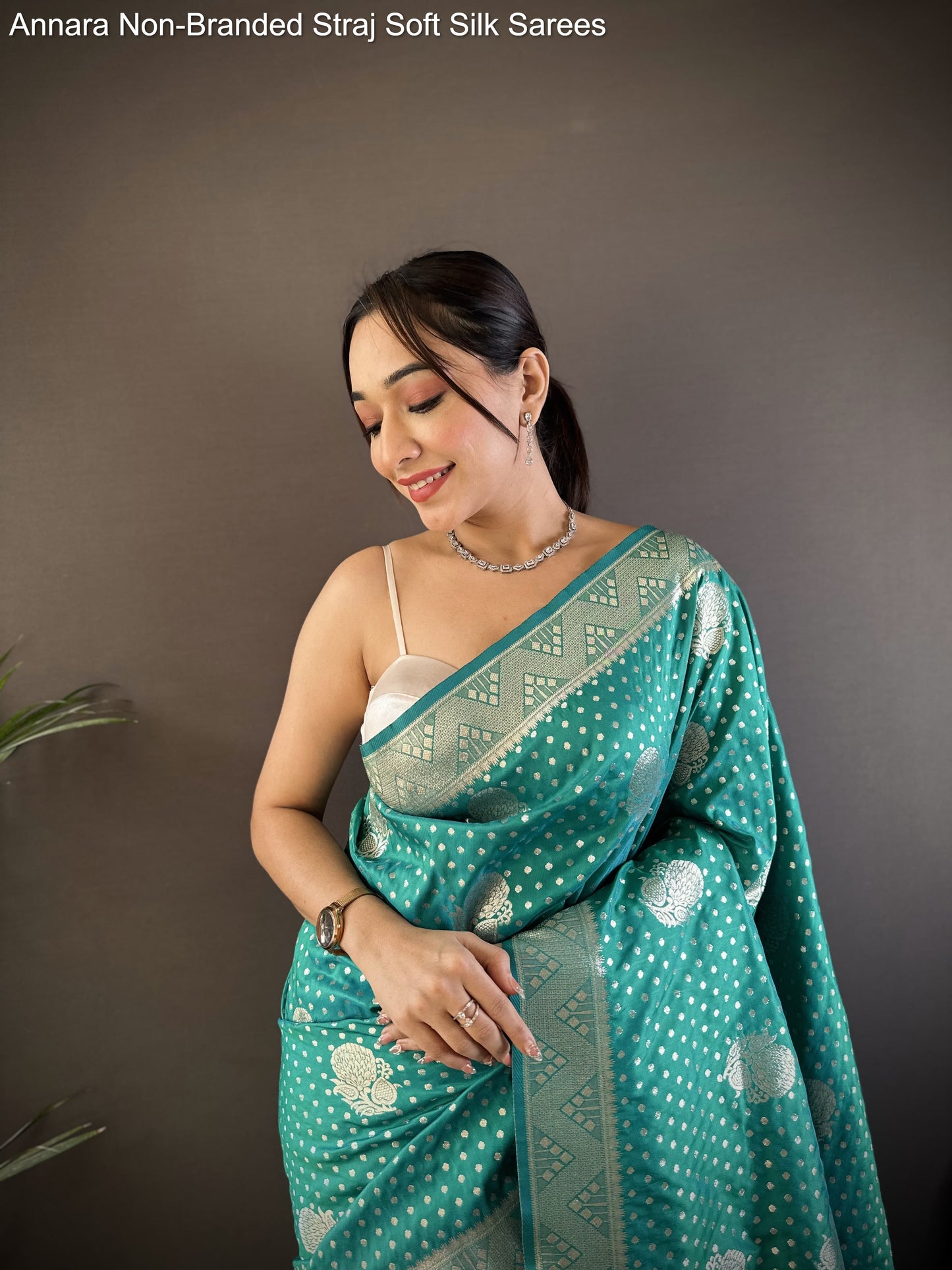 Annara Non-Branded Straj Soft Silk Sarees