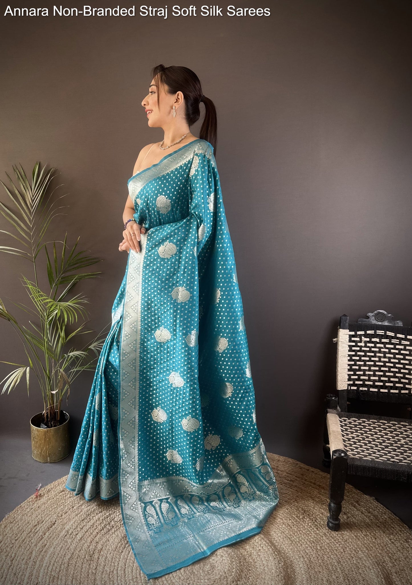 Annara Non-Branded Straj Soft Silk Sarees