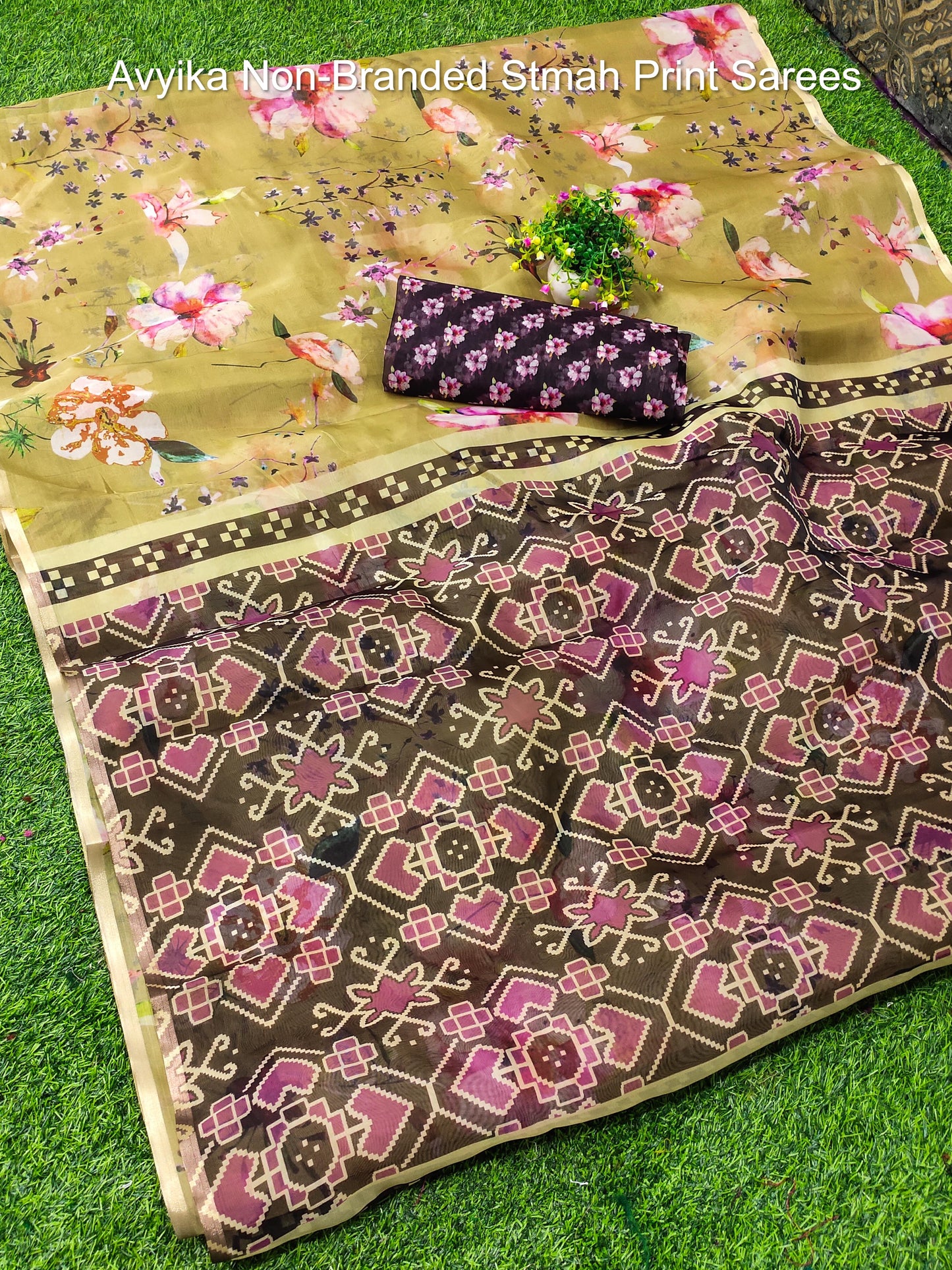 Avyika Non-Branded Stmah Print Sarees