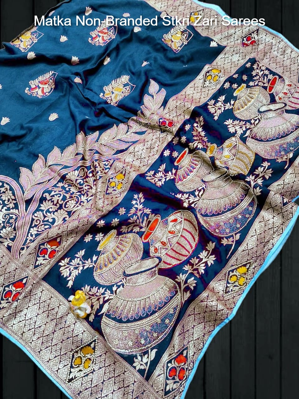 Matka Non-Branded Stkri Zari Sarees