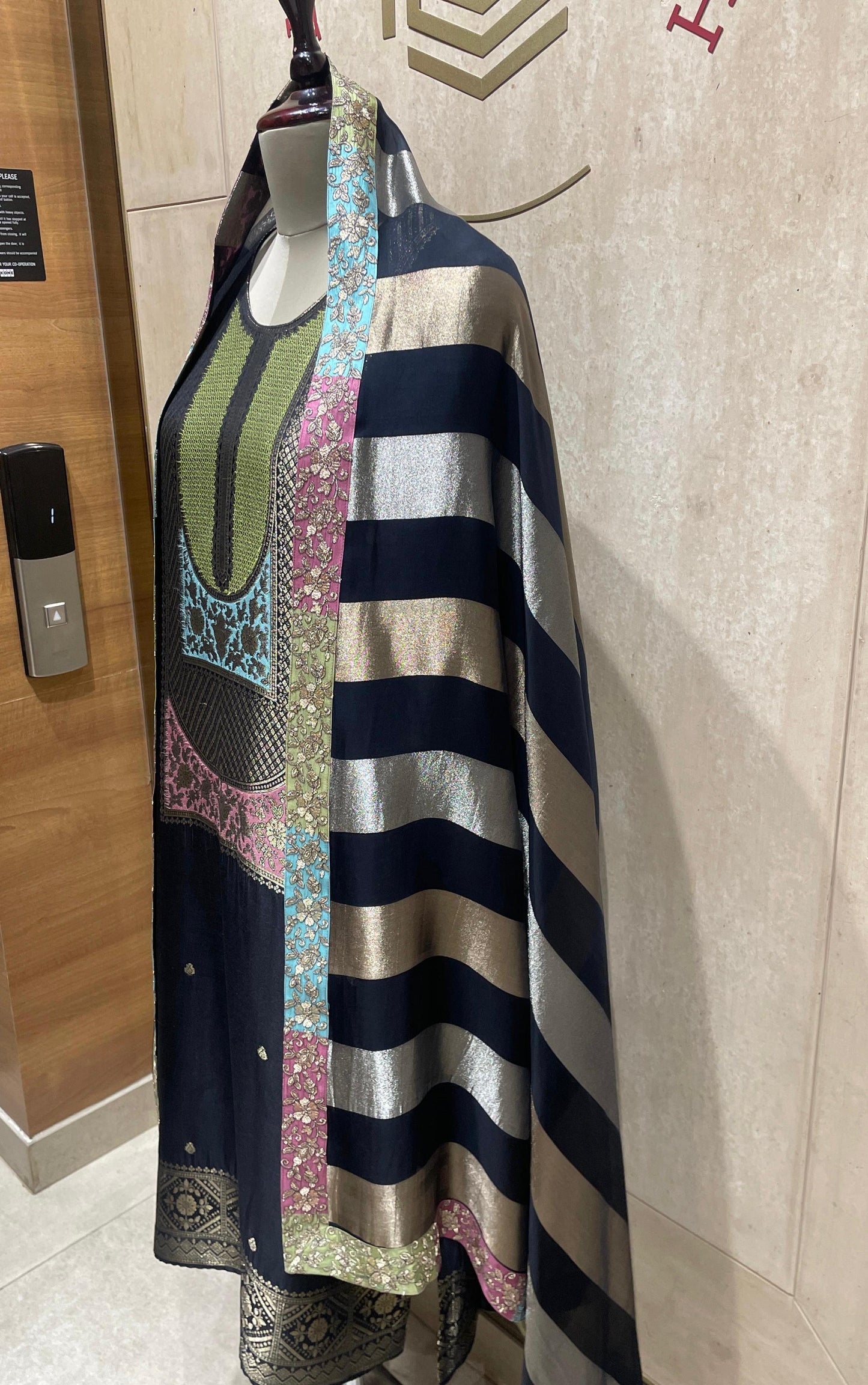 Sofiyat Naariti Jacquard Unstitched Suits