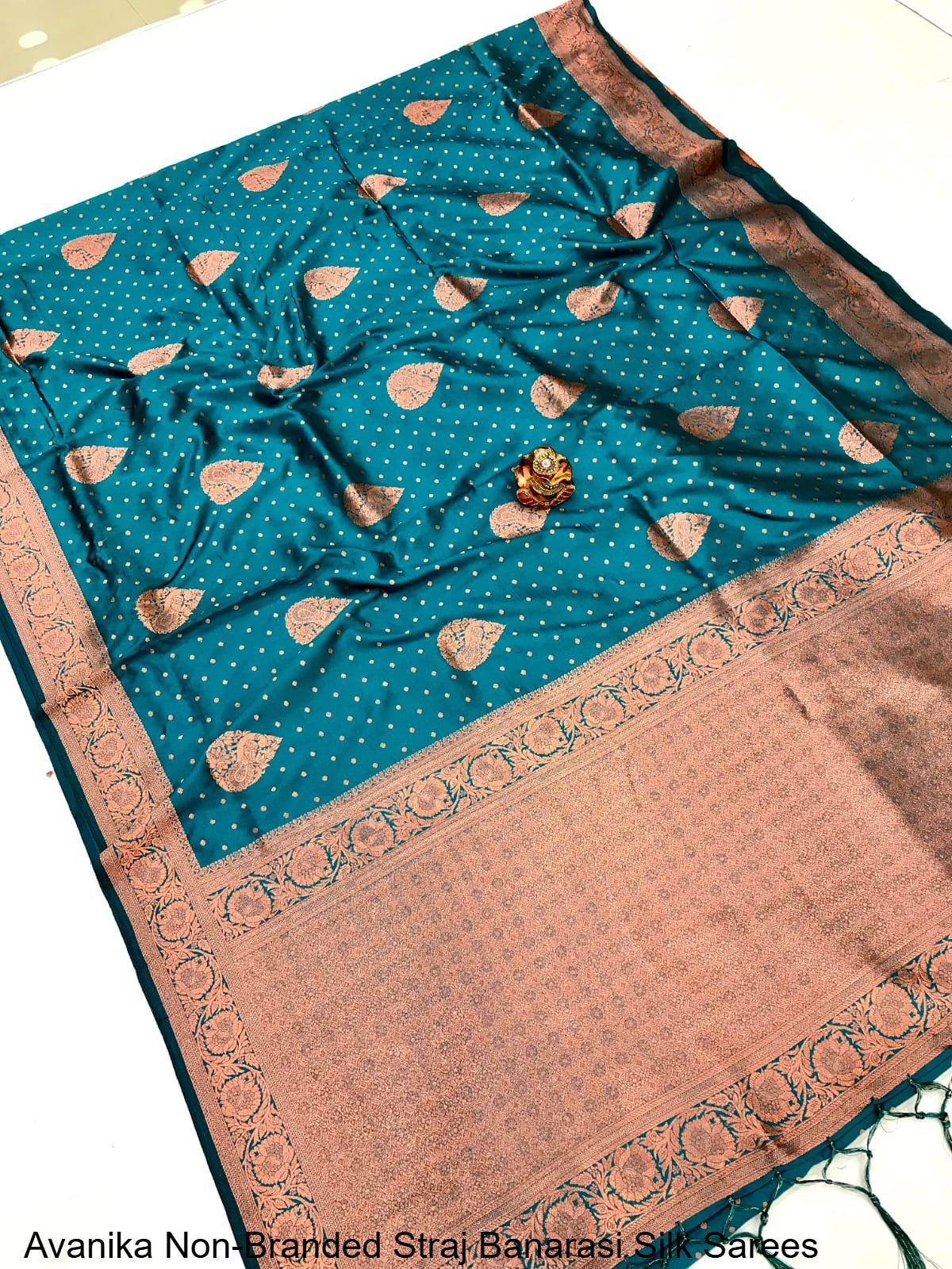Avanika Non-Branded Straj Banarasi Silk Sarees