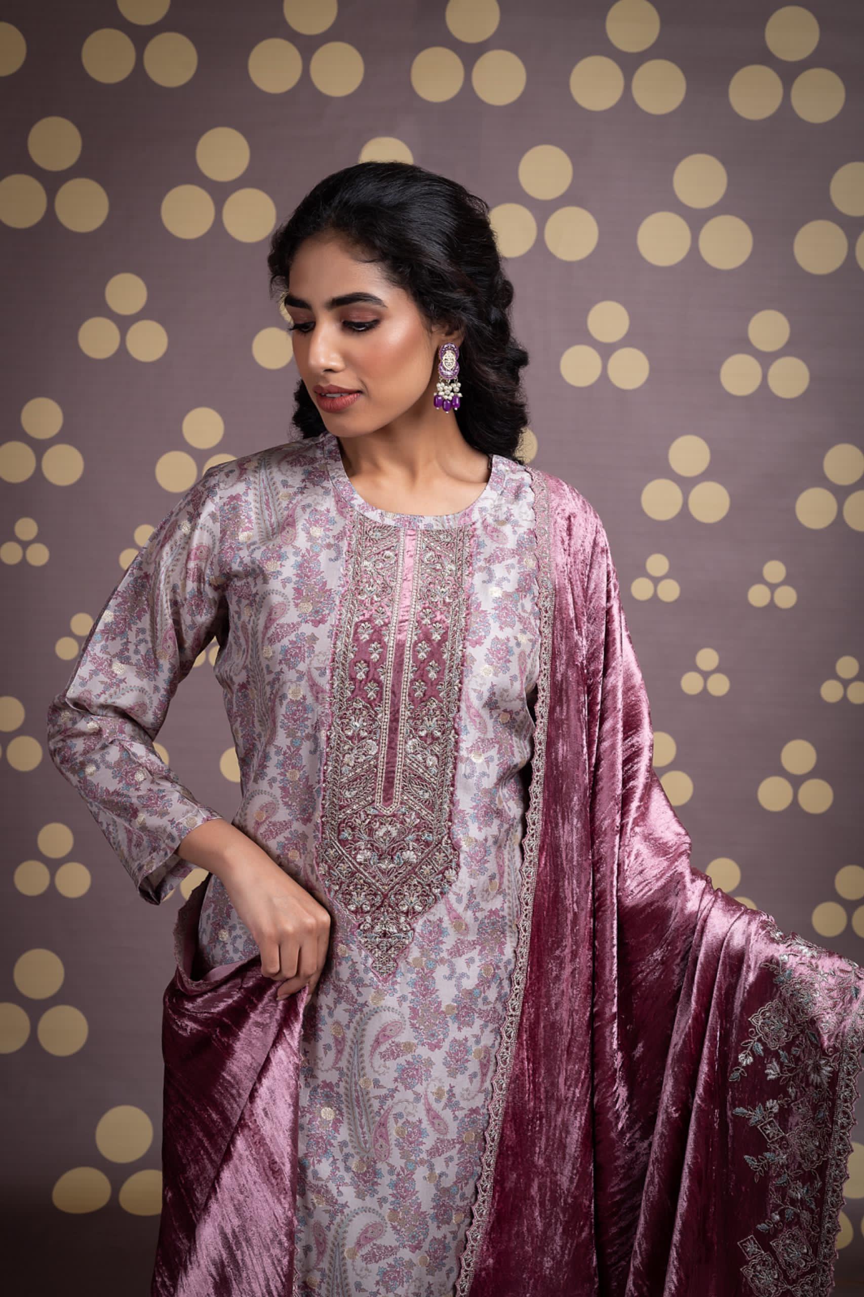 Karshi Naariti Embroidery Velvet Suits