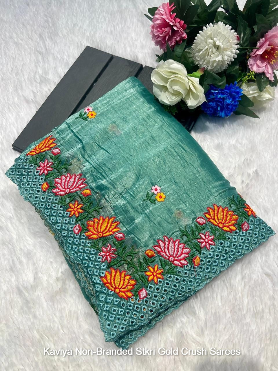 Kaviya Non-Branded Stkri Gold Crush Sarees