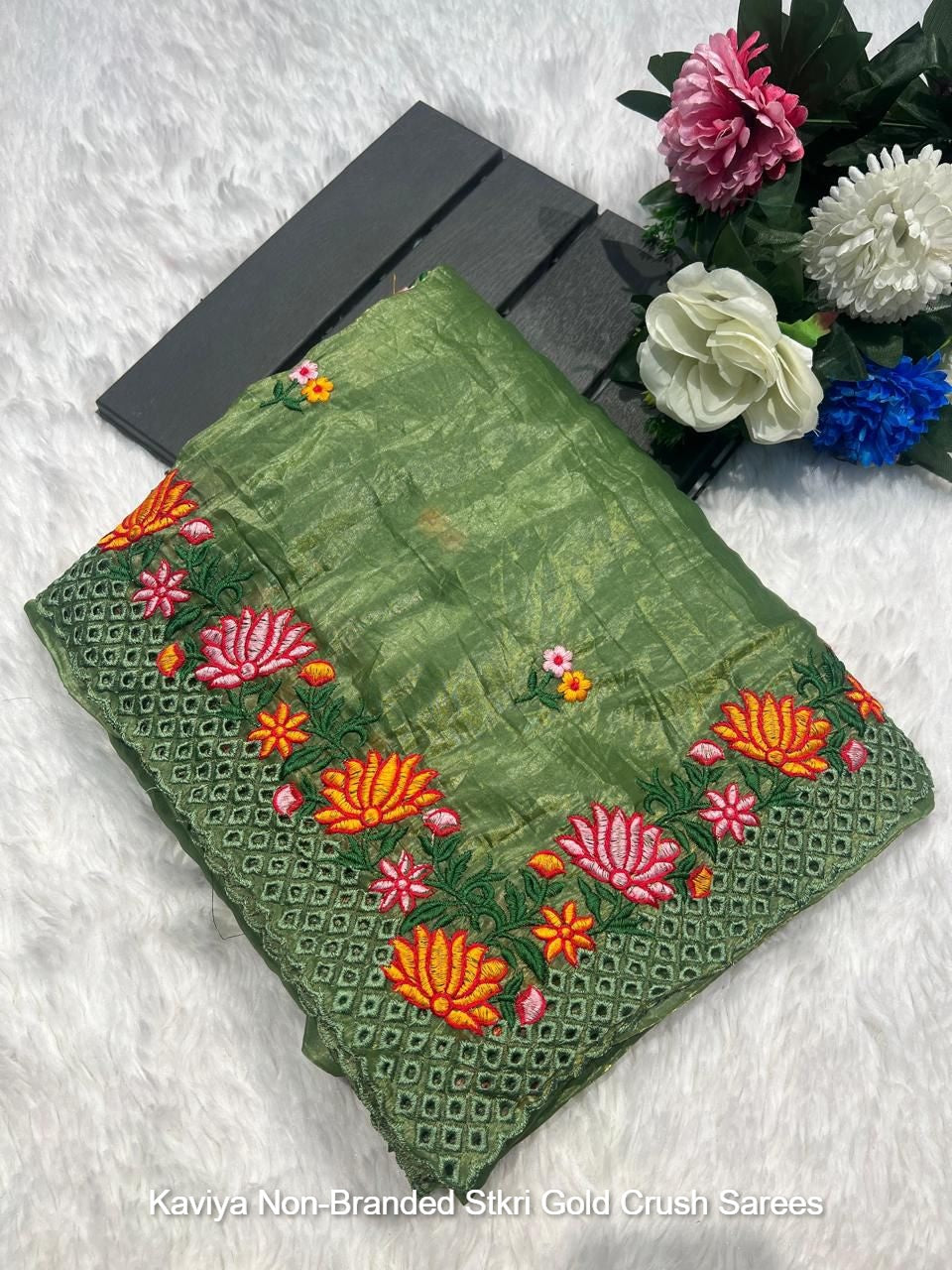 Kaviya Non-Branded Stkri Gold Crush Sarees